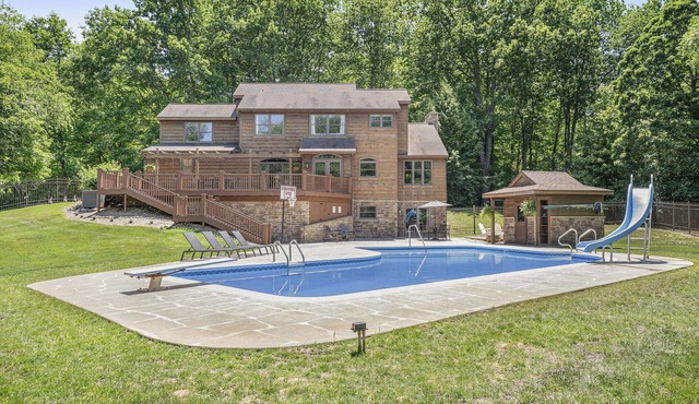 Paradise Retreat with private acreage, near the beach and hiking trails