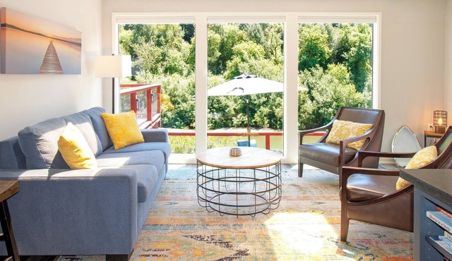 Paradise: Riverfront 3 Bed 2 Bath + Hot Tub, Dock & Boats. 3/4 mile to town~