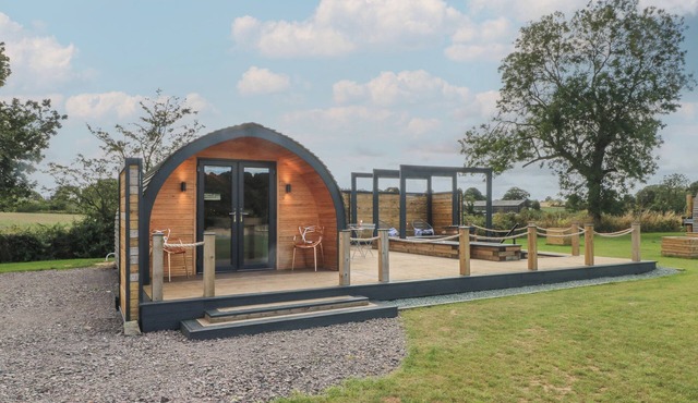 PARADISE, romantic, with hot tub in Hodnet