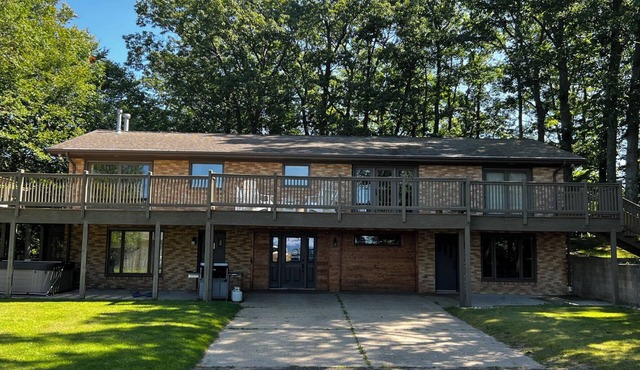 Paradise Shores on Lake Michigan, Sandy Beach, Year-Round Hot Tub/Sauna, A+ View