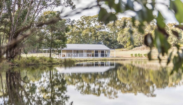 Paradise Valley Cottage and Lake in Spring Hill