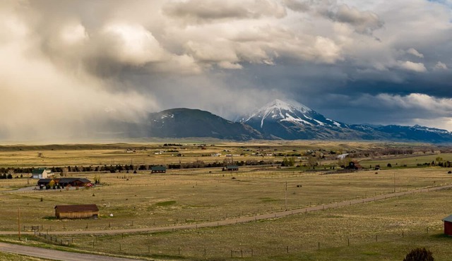 Paradise Valley with Yellowstone River Fishing Access