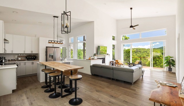 Paradise View is a 4BR/3BA retreat for 8 in the N Georgia mountains, featuring panoramic views, a cozy screened patio, hammock, firepit, game room, and chef’s kitchen. Dog-friendly and perfect for holiday gatherings, winter escapes, and festive stay.