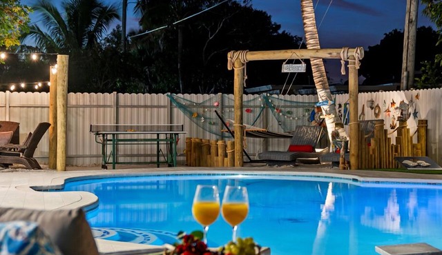 Paradise Villa-Heated Pool & Game Room, Beach Near!