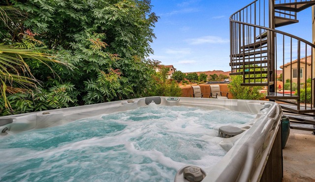 Paradise Village 121: PRIVATE HOT TUB, X-BOX, 3 BIKES, BAG TOSS, PACK N' PLAY, MOUNTAIN VIEWS
