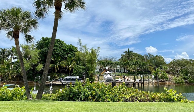 Paradise Waterfront! Feel at home away from home!