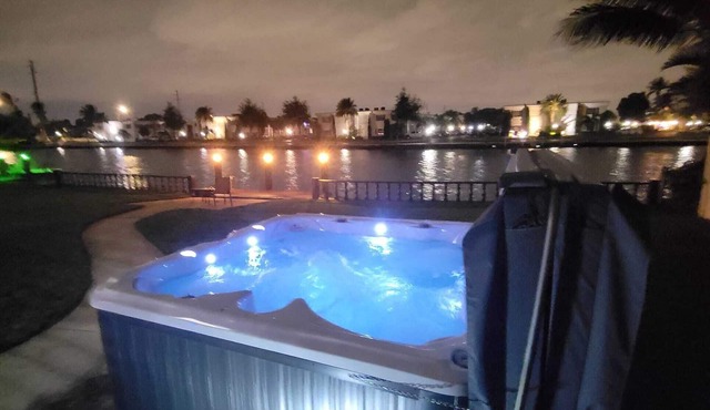 Paradise Waterfront-Jacuzzi-heated Pool-Games Family Home-5min to beach, BBQ