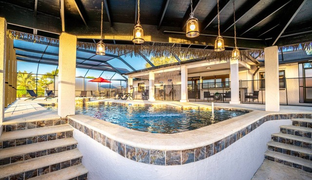 Paradise Waterfront Resort! PoolSpa with swim-up bar, Dock, Kayaks, Pets Welcome