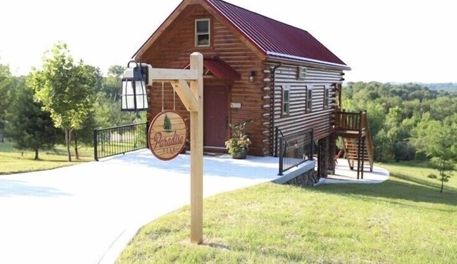 ParadisePeak Hummingbird Cabin with indoor Jacuzzi in the heart of Amish Country