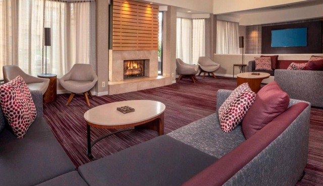 Paradocx Vineyard Tour! Pet-friendly Suite! Pool Access, Free Parking Onsite!