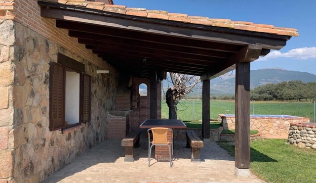 Paraje Navazos – Rural House in Sierra de Gredos with Pool and Mountain Views