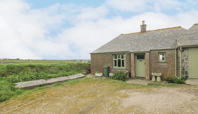 PARC AN CASTLE COTTAGE, family friendly, with a garden in The Lizard