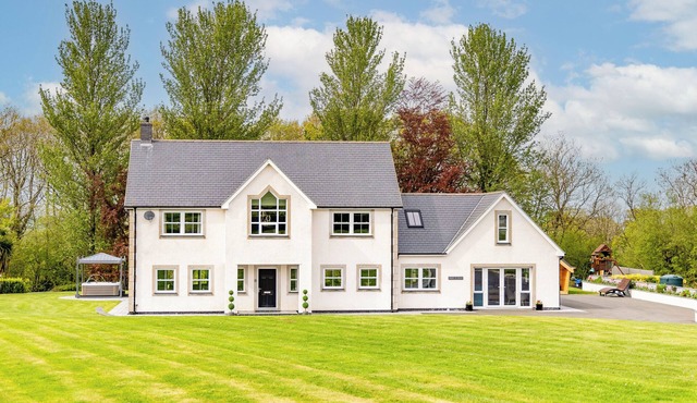 PARC Y DERI, pet friendly, with hot tub in Aberystwyth