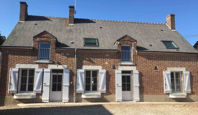 Parenthèse Sologne – Spacious Longère for 14 with Private Terrace, Garden & Wi-Fi in Neuvy