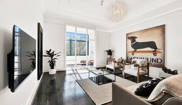 "Paris End" of St Kilda Apt.