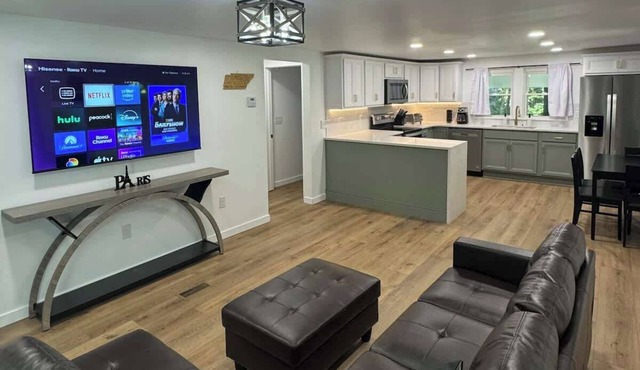 Paris Place Luxury 2 Bedroom Home Tons of Privacy and in the Center of the City