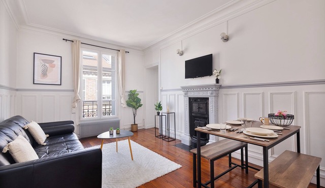 Parisian charm, separate beds, screen and work desk, ideal for families and professionals.