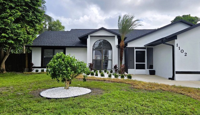 Parisian Escape in Port St. Lucie! Complete with Spacious Arcade! Bienvenue!