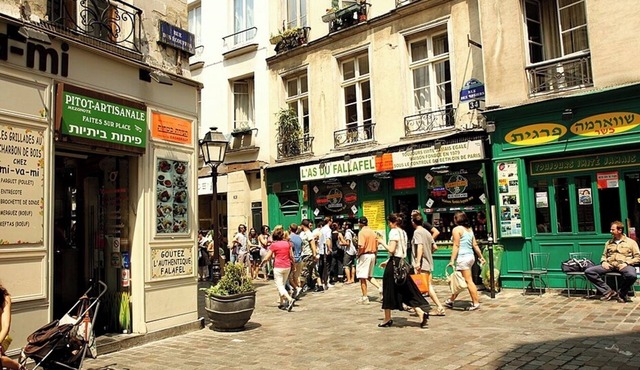 PARISIAN LIVING IN LE MARAIS: SPACIOUS FAMILY APARTMENT WITH GARDEN VIEW - 3 BED