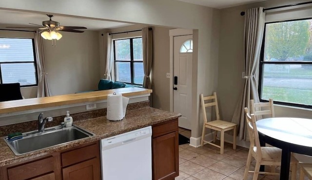 Park Ave 3 Bedroom House walk to Bike Trail