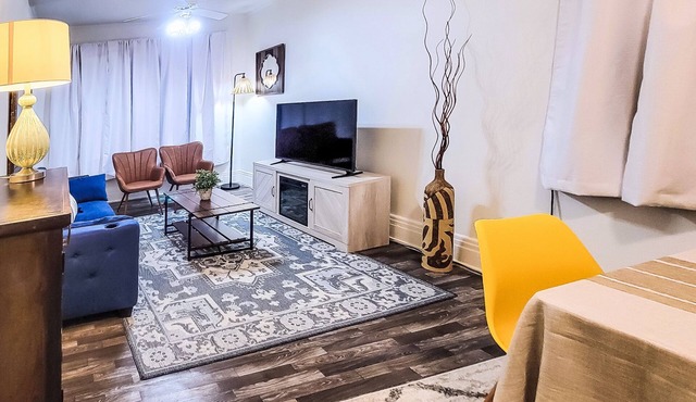 Park Ave - Cozy & Spacious 1 bedroom Apt. w/Free Parking