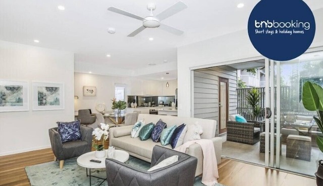 Park Ave Retreat - 3 Carparks, WiFi, BBQ, King Bed