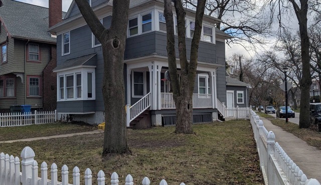 Park Avenue 3 bedroom, enjoy everything the neighborhood has to offer!