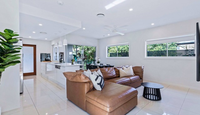 Park Avenue Luxe Chic Townhouse Sleeps 9, Carpark