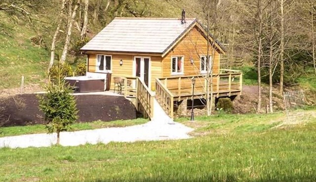 PARK BROOK RETREAT, romantic, with hot tub in Scorton