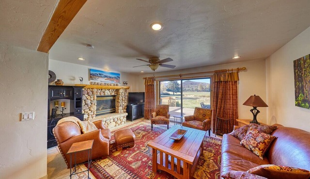 Park City Condo: Spacious Private Retreat for 6+. On Free Bus Line.