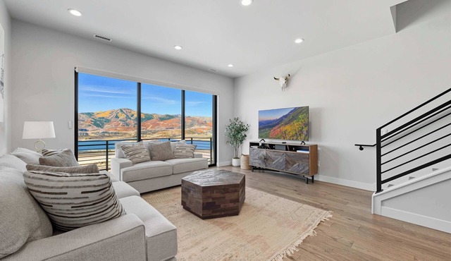 Park City Getaway w/Hot Tub + Lake & Mtn Views