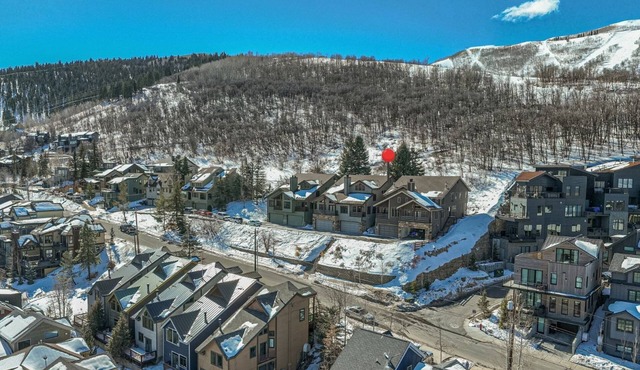 Park City Group Lodging – Sleeps 40 | Walk to Skiing & Main St | Free Parking | Hot Tubs | Grills