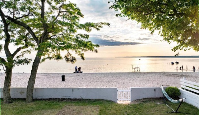 Park Combo | 6BR Waterfront | with Hot tub Sleeps 19!