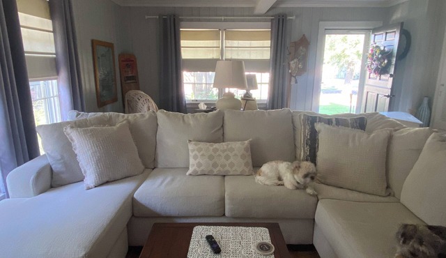 Park, downtown, antiques, restaurants, all within walking distance. 1942 home.