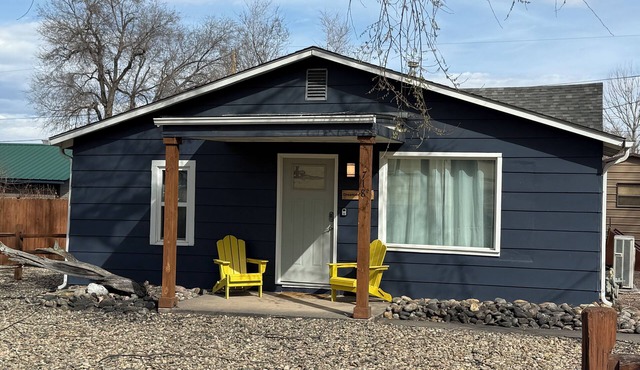 Park-Front Cottage, Walk to River, Train & Downtown - Dreamweaver Cottage