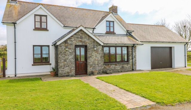 PARK HALL COTTAGE, family friendly, with a garden in Solva