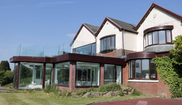 PARK HILL, pet friendly, with hot tub in Clitheroe