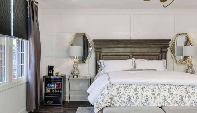 Park House On Main: KingBed Shops and Coffee