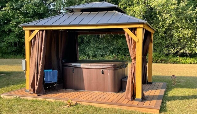 Park in the Woods Cozy and clean. Shared Hot Tub