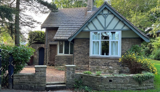 Park Lodge with hot tub. Peak District access with direct trains to Manchester