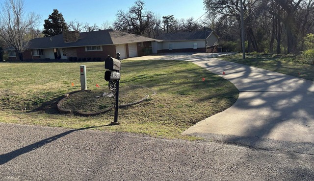 Park Manor on two wooded acres close to golf, OKC Zoo, Remington Park, OKANA