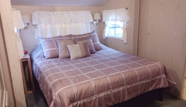Park Model 55+Cozy 1-bedroom, WiFi, AC, cozy place in Edinburg, TX.