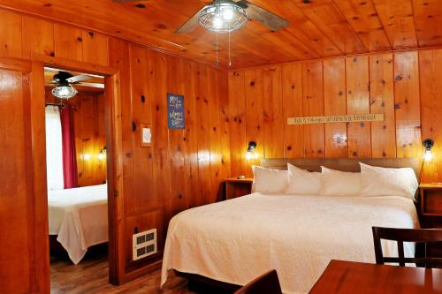 Park Motel and Cabins