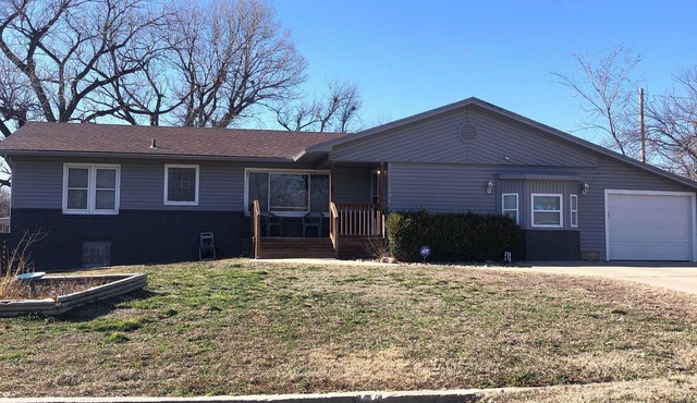 Park Place, a spacious 5-bedroom house with WiFi, AC in lovely Hutchinson