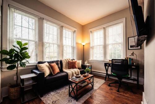 Park Place- cozy modern space fully updated fast WiFi good coffee and easy parking
