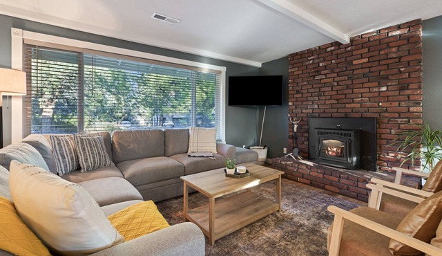 Park Place - Hot Tub, Great Yard, Pellet Stove