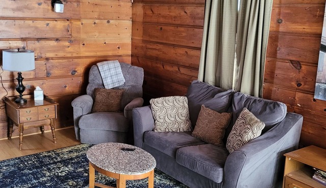 Park Place-Quaint home nestled between parks and lakes