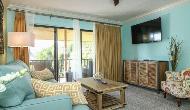 Park Shore Resort-Stunningly renovated; 1.25 miles to Beach! High Speed Internet