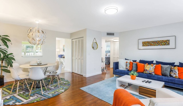 Park Shore Upscale modern condo West of 41, patio w/grill & covered parking