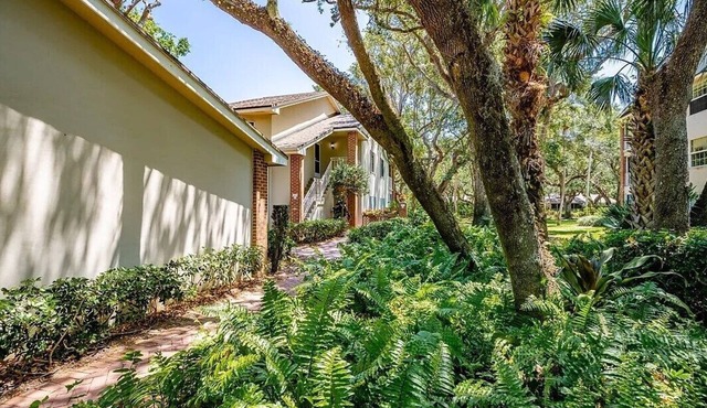 Park Shores Seasonal Rental 2-BR condo in charming Indian River Shores